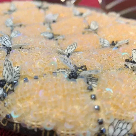 Noelle Piegsa- handcrafted Busy  as a Bee-eyeglass case - Picture 3 of 6